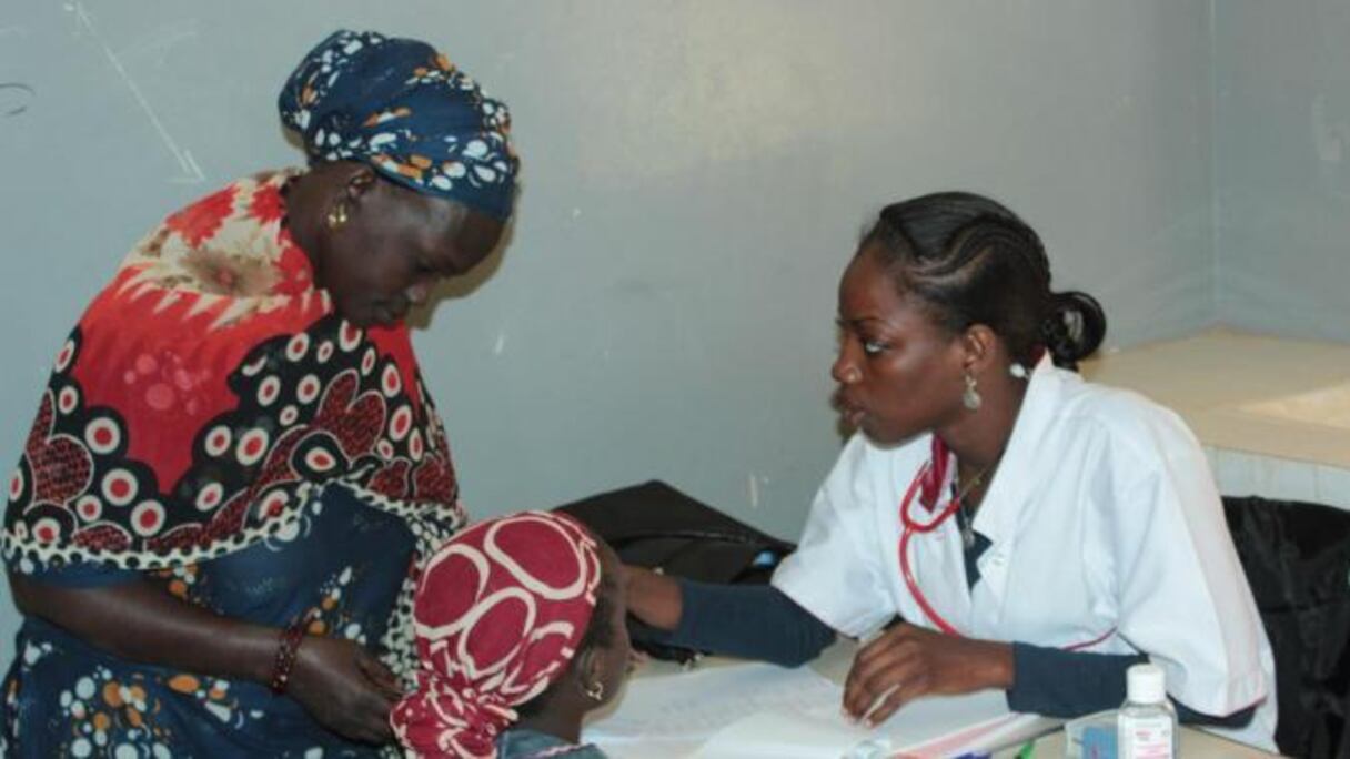 Une mère qui emmène sa fille voir la sage-femme.