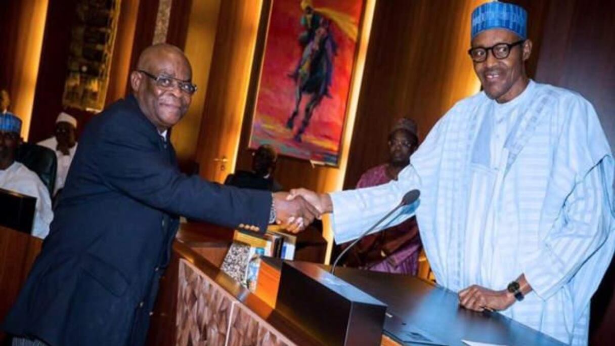 Poignée de mains entre Muhammadu Buhari et Walter Onnoghen, président de la cour suprême.