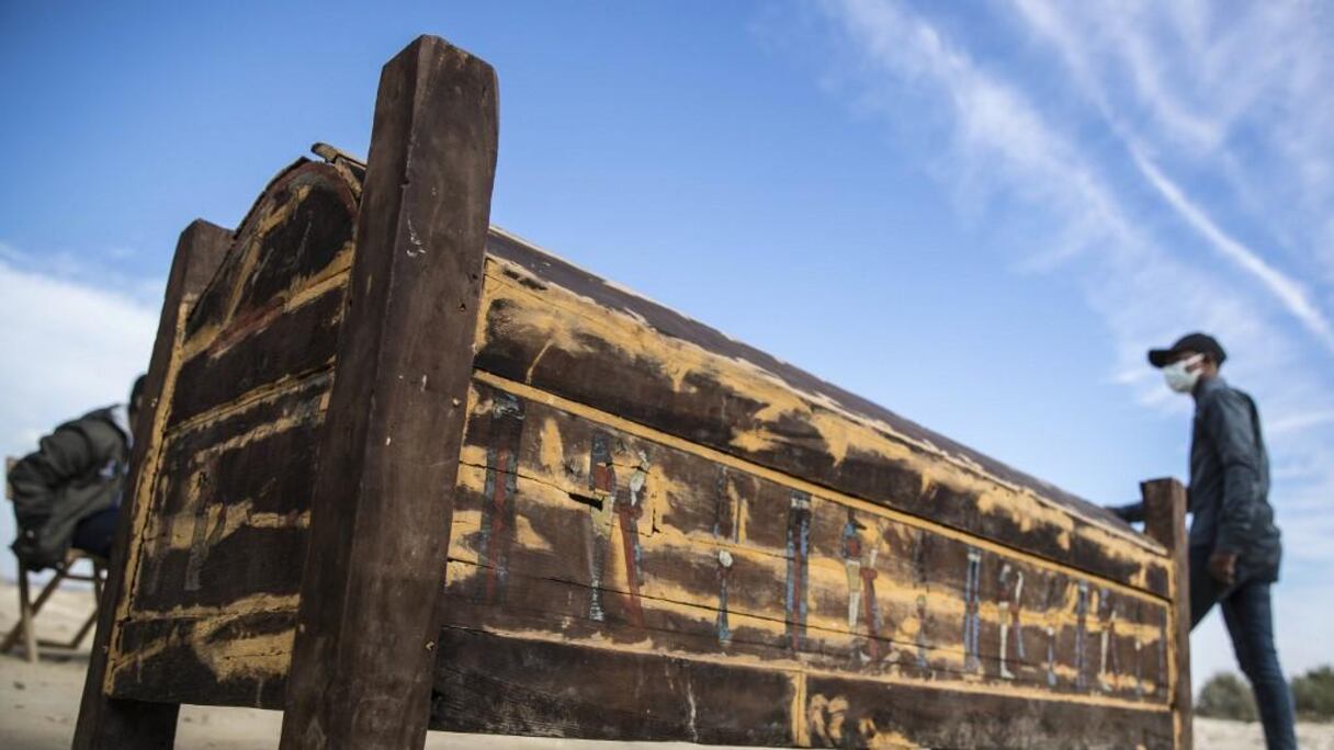 Un sarcophage en bois, une partie du trésor dévoilé à Saqqara.