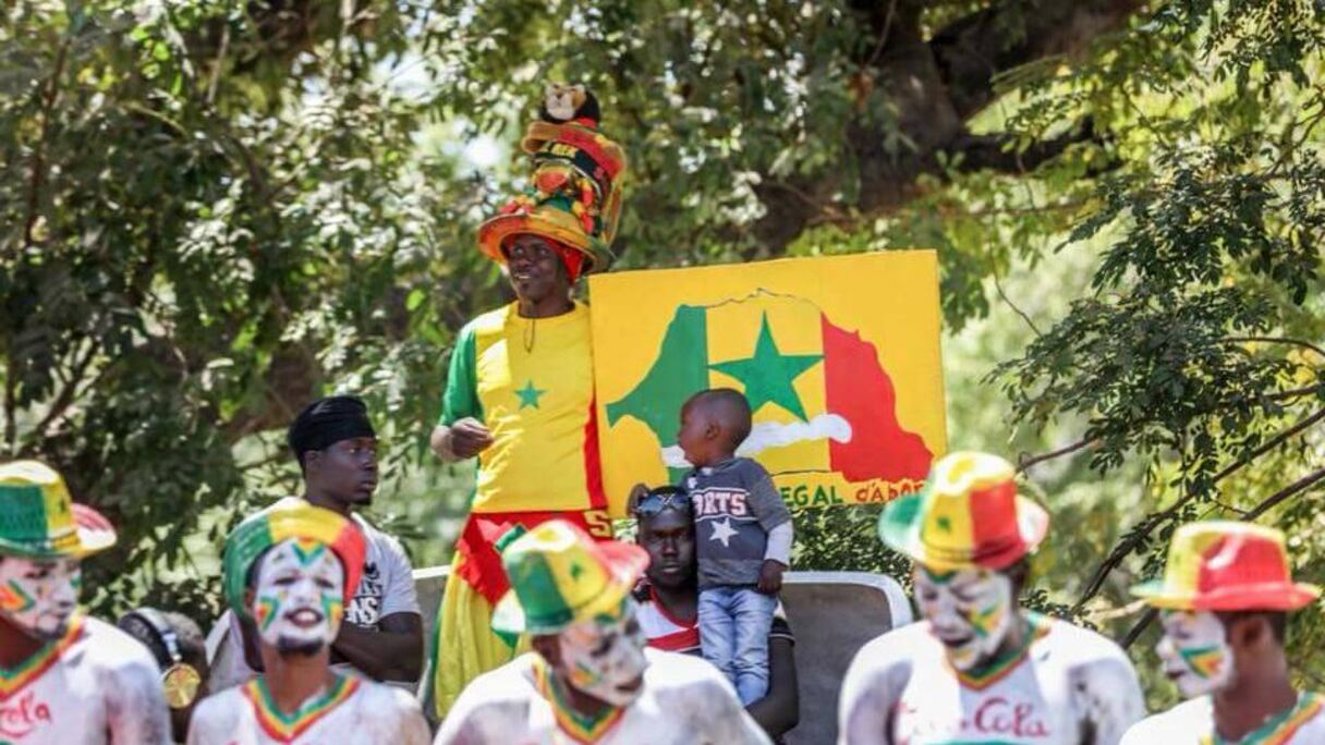Le Douzième Gaïndé, en Wolof le douzième lion, est le club des supporters de l'équipe nationale. Il ne compte pas rater le rendez-vous de la Russie, en attendant il vient soulever le trophée devant le palais de la République où il est exposé.