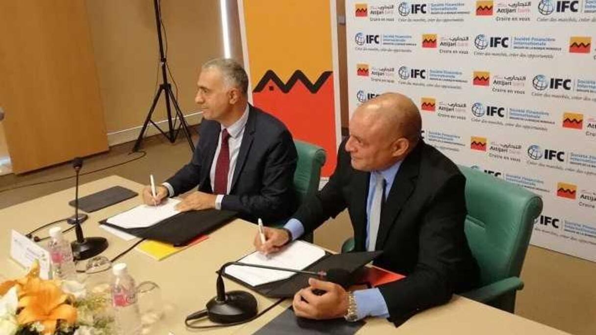 Hicham Seffa, directeur général d’Attijari bank Tunisie (à gauche), et Kudret Akgun, responsable d’IFC en charge des institutions financières de la région Moyen-Orient et Afrique du Nord.