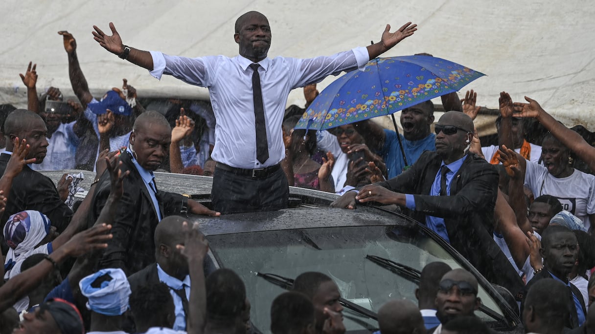L'homme politique ivoirien Charle Blé Goudé salue la foule à son arrivée sur la "Place CP1" à Yopougon, dans la banlieue d'Abidjan, le 26 novembre 2022.