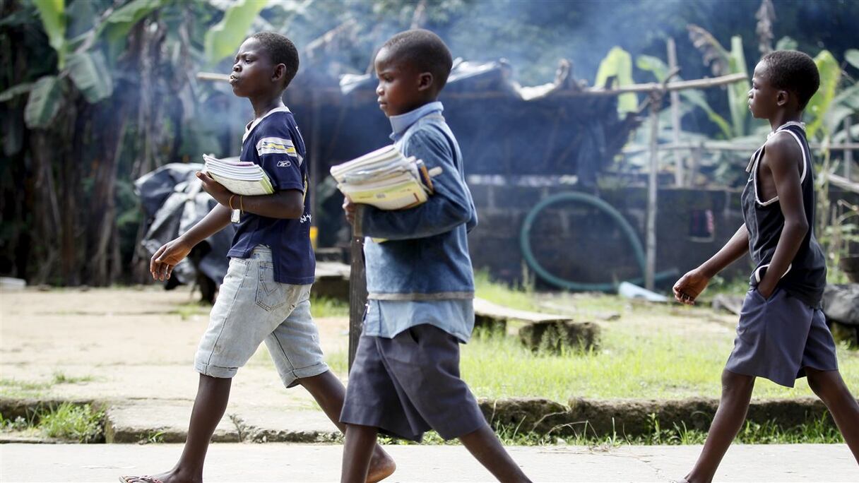 Ecoliers nigériens sur le chemin de l'école.