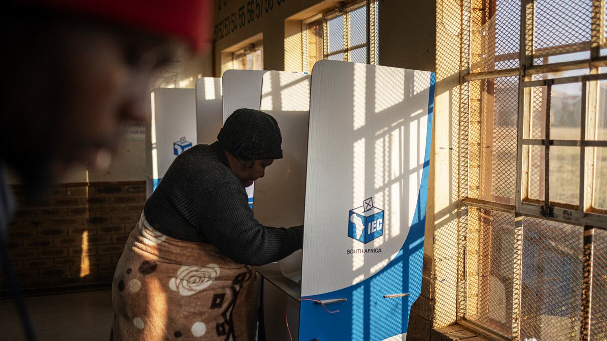Femmes sud-africaine dans un isoloir.