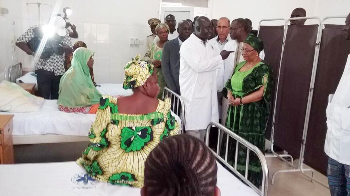 La première dame du Mali rend visite à la première patiente de la "caravane du Coeur" du CUH de Marrakech.