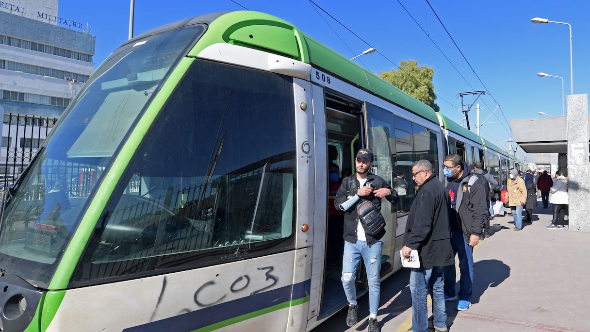 - La police tunisienne a arrêté un homme souffrant apparemment de problèmes de santé mentale après avoir poignardé et blessé trois passagers dans un tramway de la capitale, a annoncé le ministère de l'Intérieur. (Photo de FETHI BELAID / AFP)