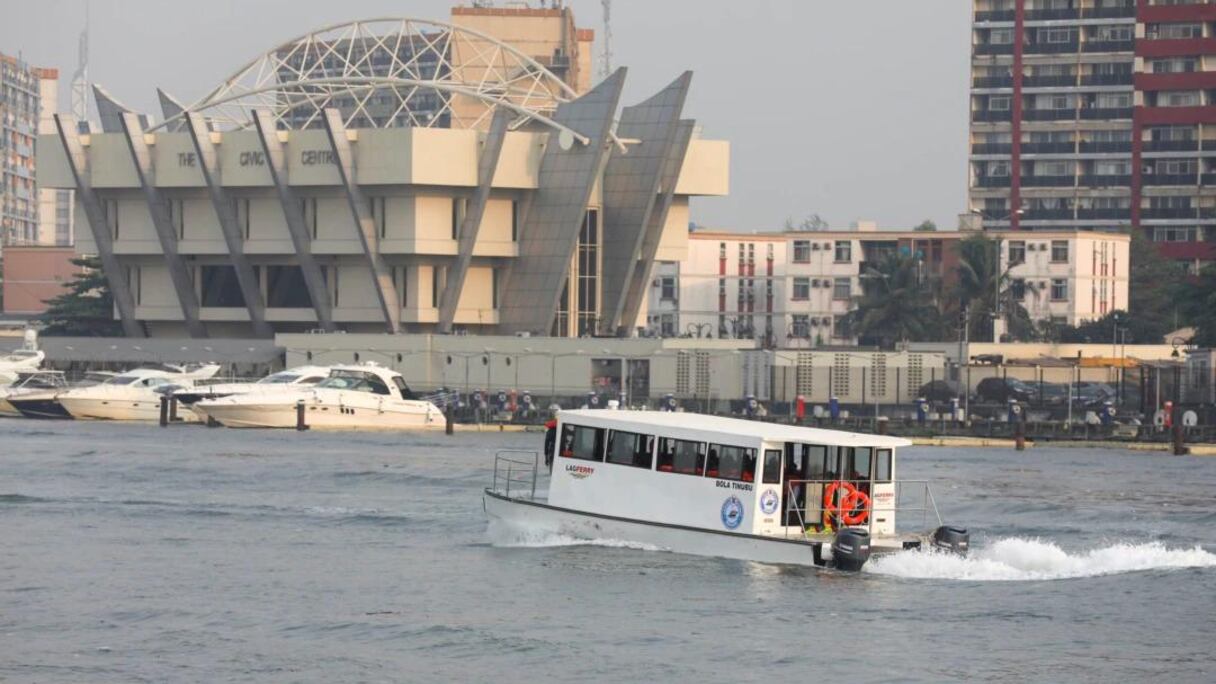 Un bateau de la compagnie Lagos State Ferry Services quitte la jetée du Five Cowries Terminal à Lagos, au Nigeria, le 10 février 2020.