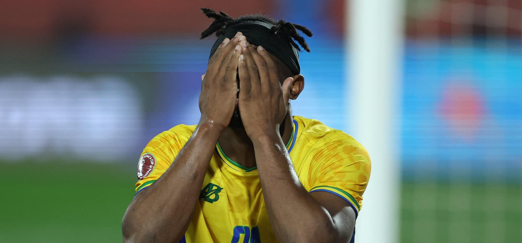 L'attaquant du Gabon, Malick Evouna après avoir raté un but contre le Cameroun à la CAN 2025, à Agadir (Maroc) le 24 décembre 2025