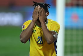 L'attaquant du Gabon, Malick Evouna après avoir raté un but contre le Cameroun à la CAN 2025, à Agadir (Maroc) le 24 décembre 2025