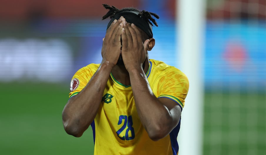 L'attaquant du Gabon, Malick Evouna après avoir raté un but contre le Cameroun à la CAN 2025, à Agadir (Maroc) le 24 décembre 2025