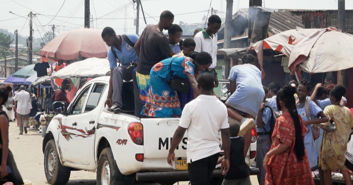 Gabon: pneus usés, surchargés, sans rétroviseur... Bienvenue à bord des ...
