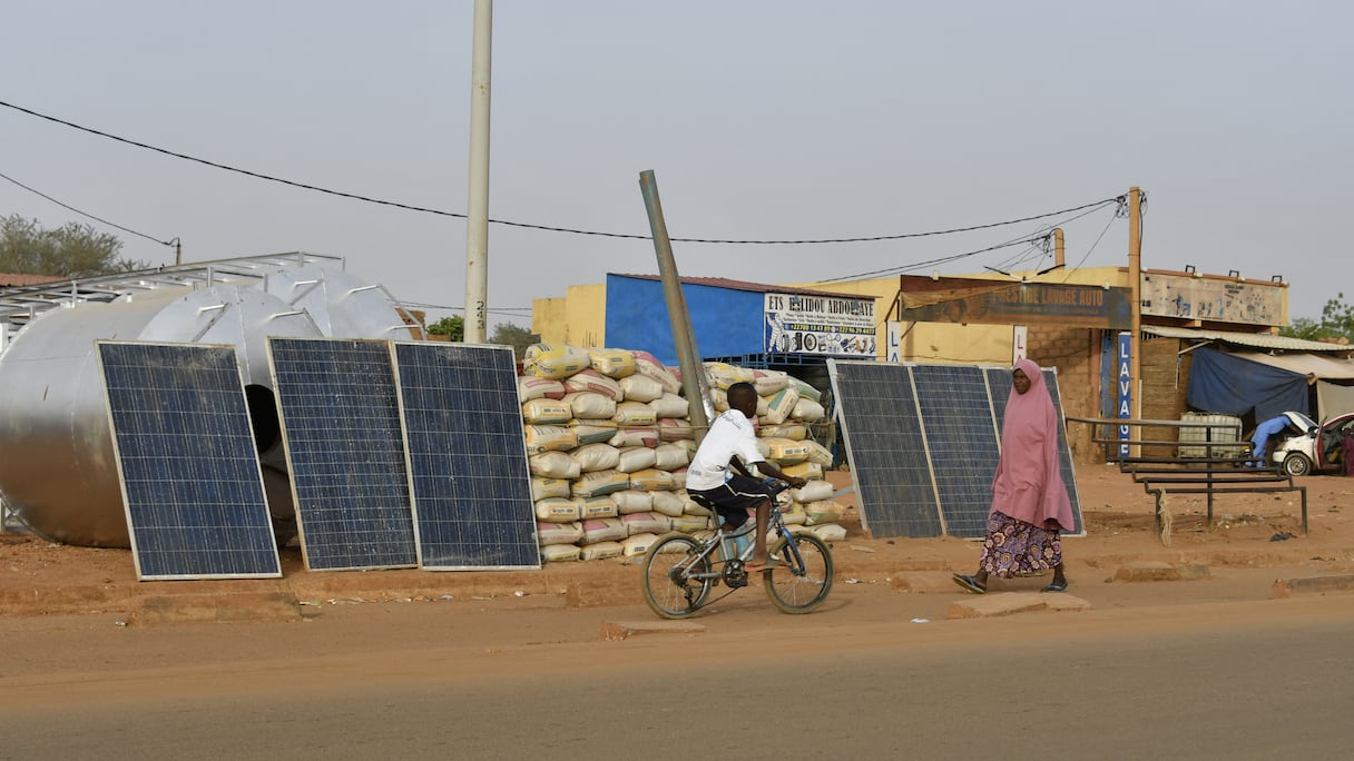 Des panneaux solaires mis en vente dans un quartier de Niamey