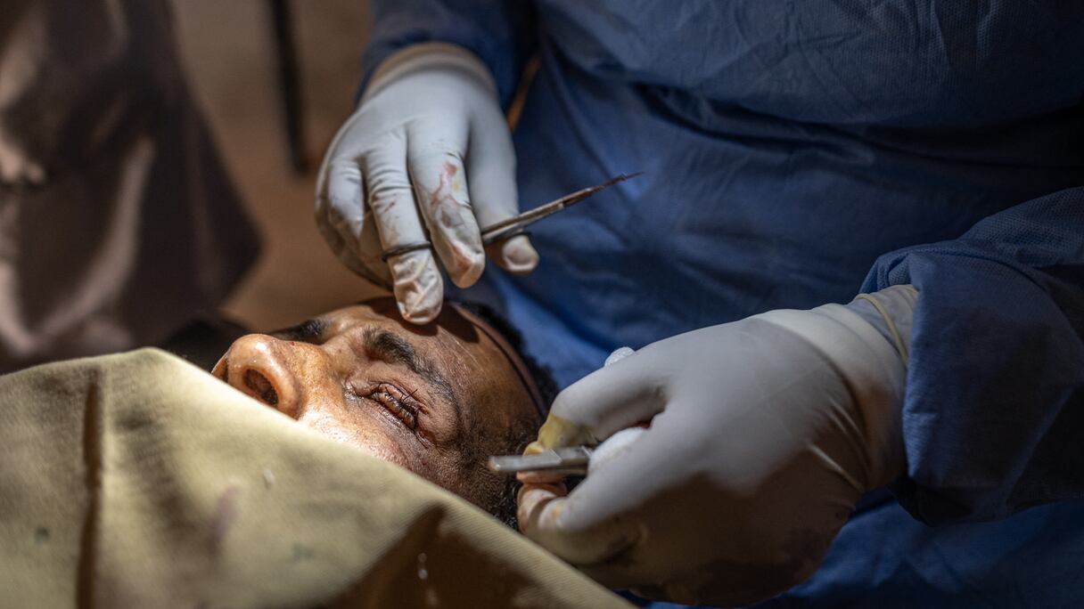 Un patient éthiopien se fait opérer du trachome