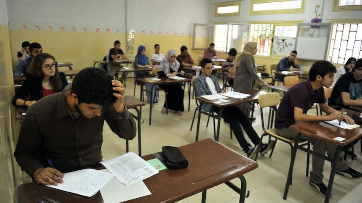 Des lycées algériens en salle d'examen.