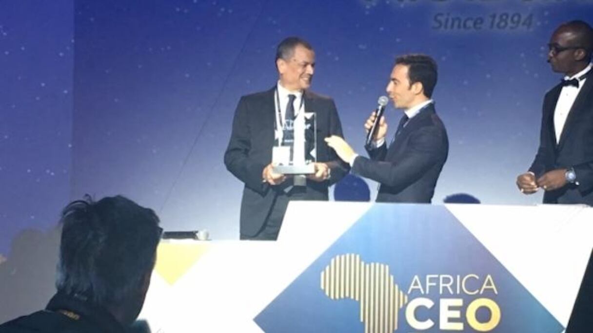 Boubker Jaï, directeur général d’Attijariwafa Bank, recevant le prix de Banque africaine de l'année, lors de la 5e édition du Africa CEO Forum.