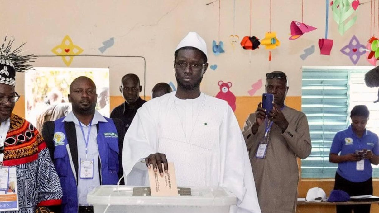Le président sénégalais Bassirou Diomaye Faye vote lors des législatives anticipées de novembre 2024.