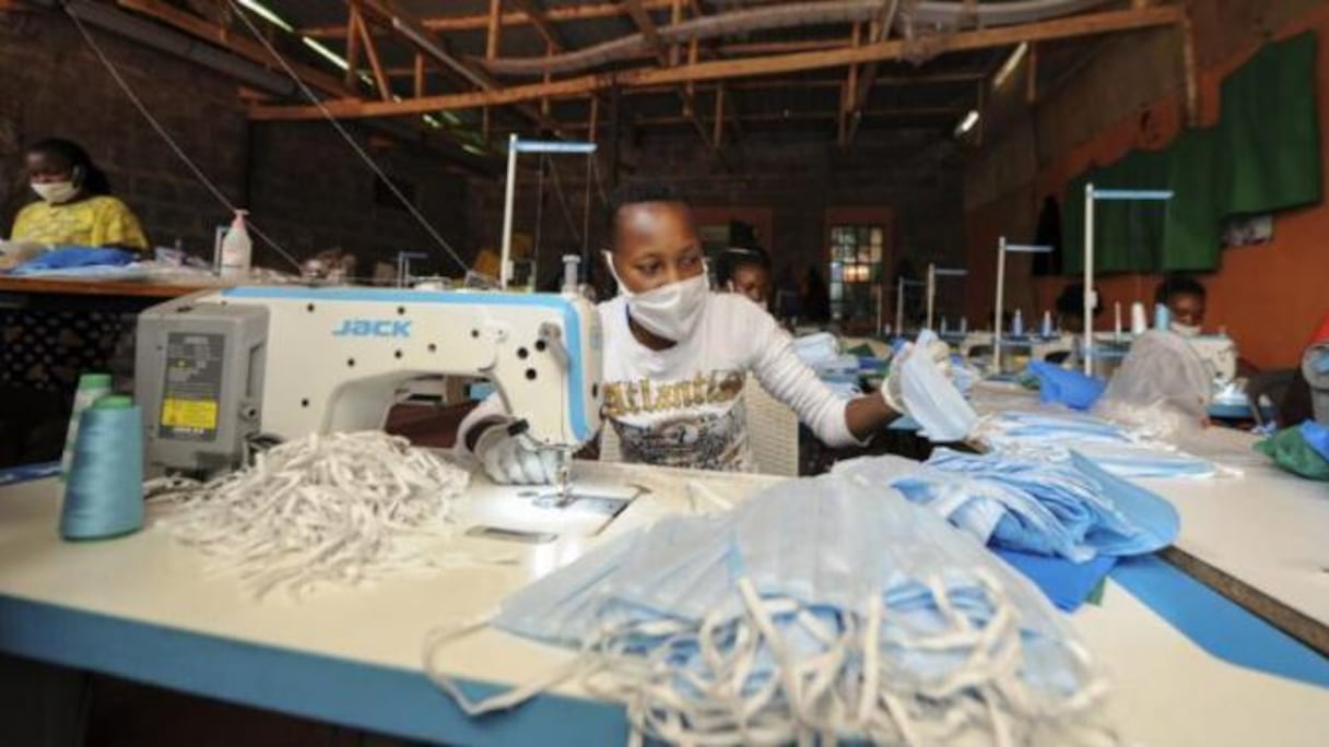 Une unité de fabrication de masques au Cameroun.