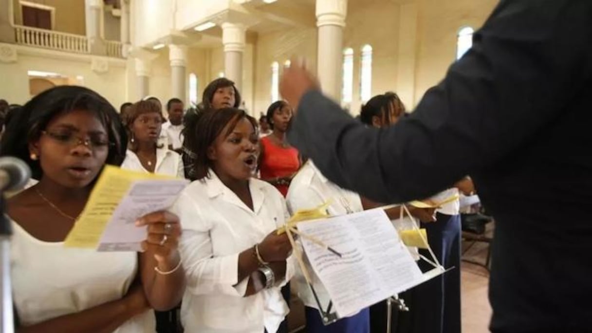 Des chrétiens maliens dans une église.