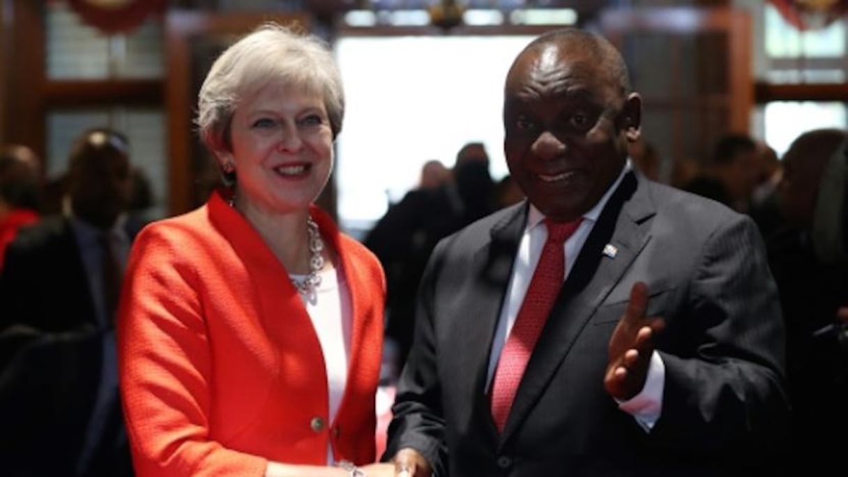 La Première ministre Theresa May est saluée par le président sud-africain Cyril Ramaphosa au Cap le 28 août 2018, première étape d'une tournée de la dirigeante britannique en Afrique.