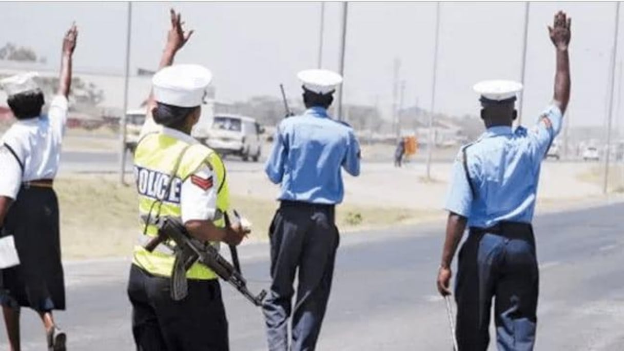 Des policiers tanzaniens en charge de la circulation.
