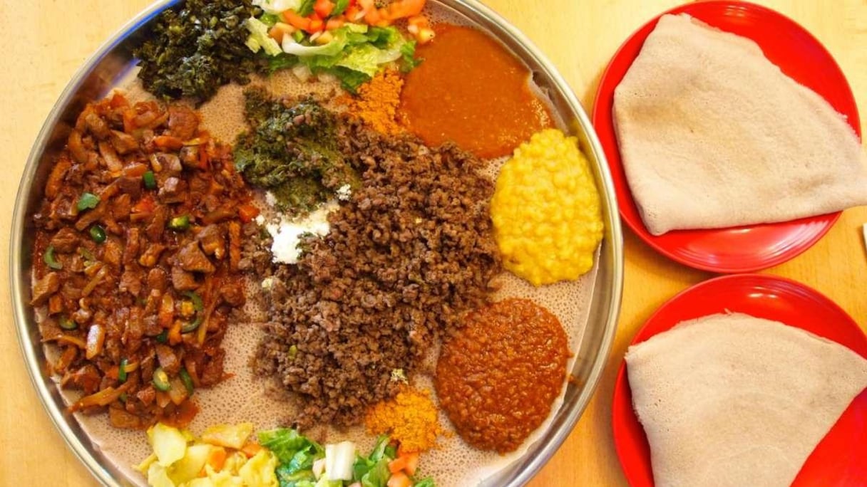Le plat de zighini éthiopien, avec de l'injera, la fameuse crêpe à base de teff.