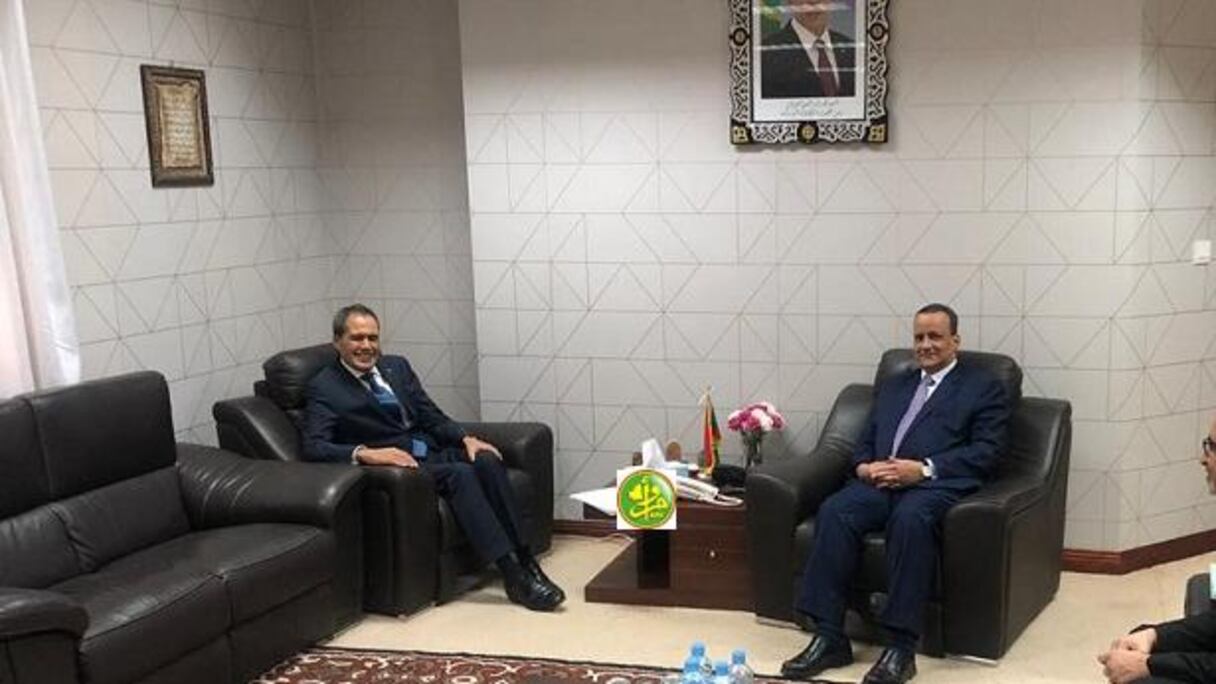 Le ministre mauritanien des affaires étrangères, Ismaël Cheikh Ahmed, et l’ambassadeur du Maroc à Nouakcott, Hamid Chabar