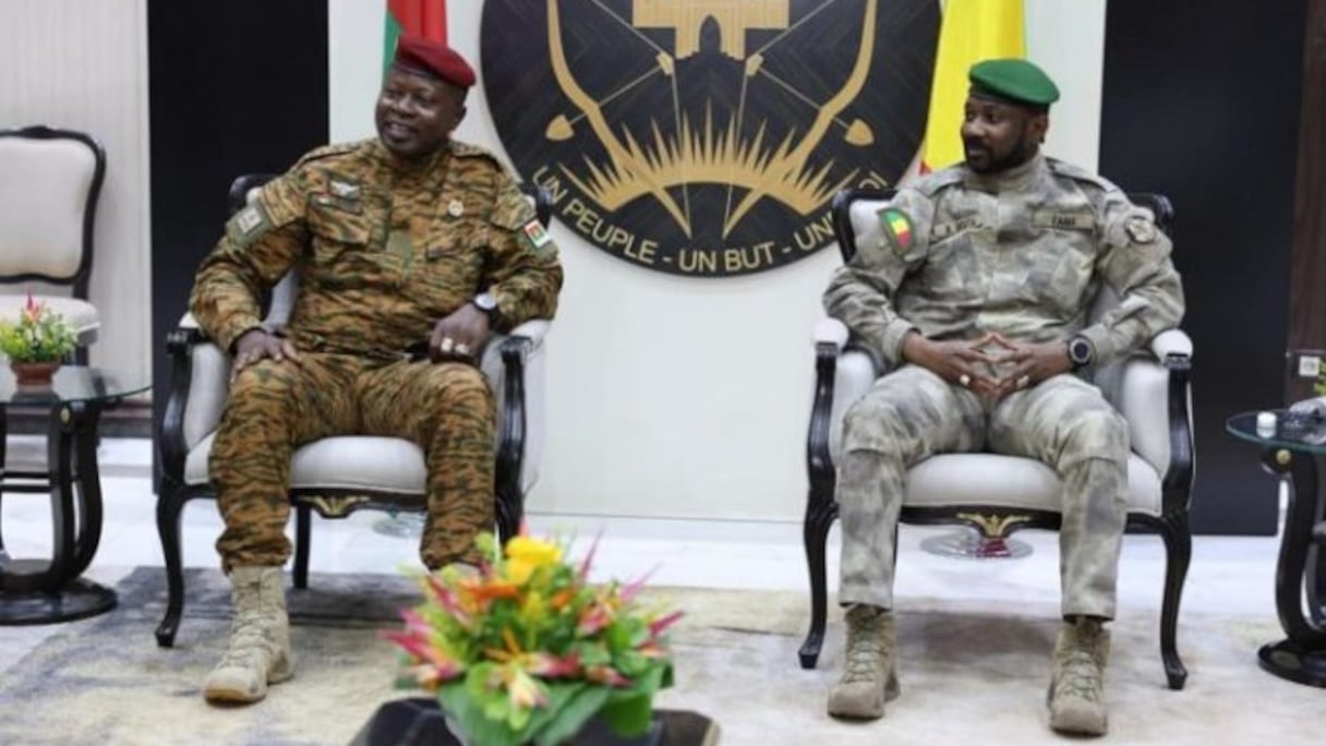 Le lieutenant-colonel Paul-Henri Sandaogo Damiba, et son homologue malien le colonel Assimi Goïta.