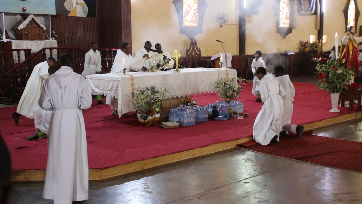 Des fidèles dans une église à Yaoundé.