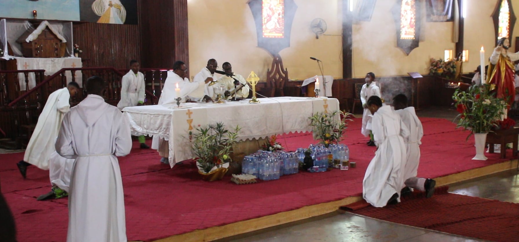 Des fidèles dans une église à Yaoundé.