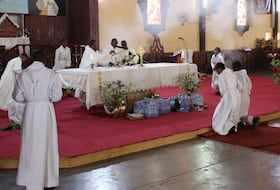 Des fidèles dans une église à Yaoundé.