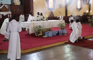Des fidèles dans une église à Yaoundé.