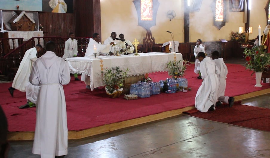 Des fidèles dans une église à Yaoundé.