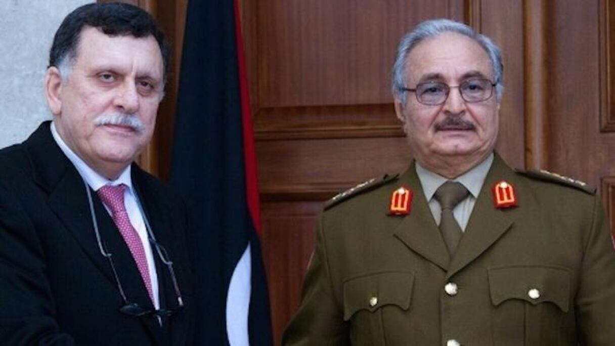 Le maréchal Khalifa Haftar (d) et le chef du gouvernement d'union nationale, Fayez al-Sarraj.
