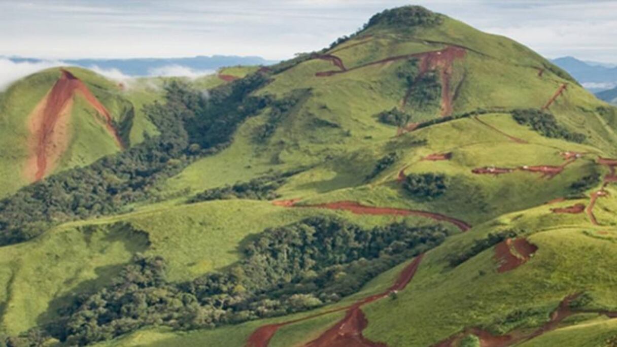 Sous ces montagnes dorment le plus grand gisement de fer au monde non encore exploité.