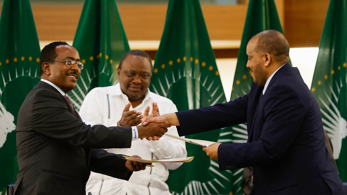 Le président kényan Uhuru Kenyatta (L), Redwan Hussein (2e L), représentant du gouvernement éthiopien, envoyé spécial de l'Union africaine dans la Corne de l'Afrique et ancien président nigérian Olusegun Obasanjo (2e R) et Getachew Reda (R), représentant du peuple du Tigré Front de libération (TPLF), veille à la signature d'un accord de paix lors d'une conférence de presse concernant les négociations menées par l'Union africaine pour résoudre le conflit en Éthiopie dans les bureaux du Département des relations internationales et de la coopération (DIRCO) à Pretoria le 2 novembre 2022