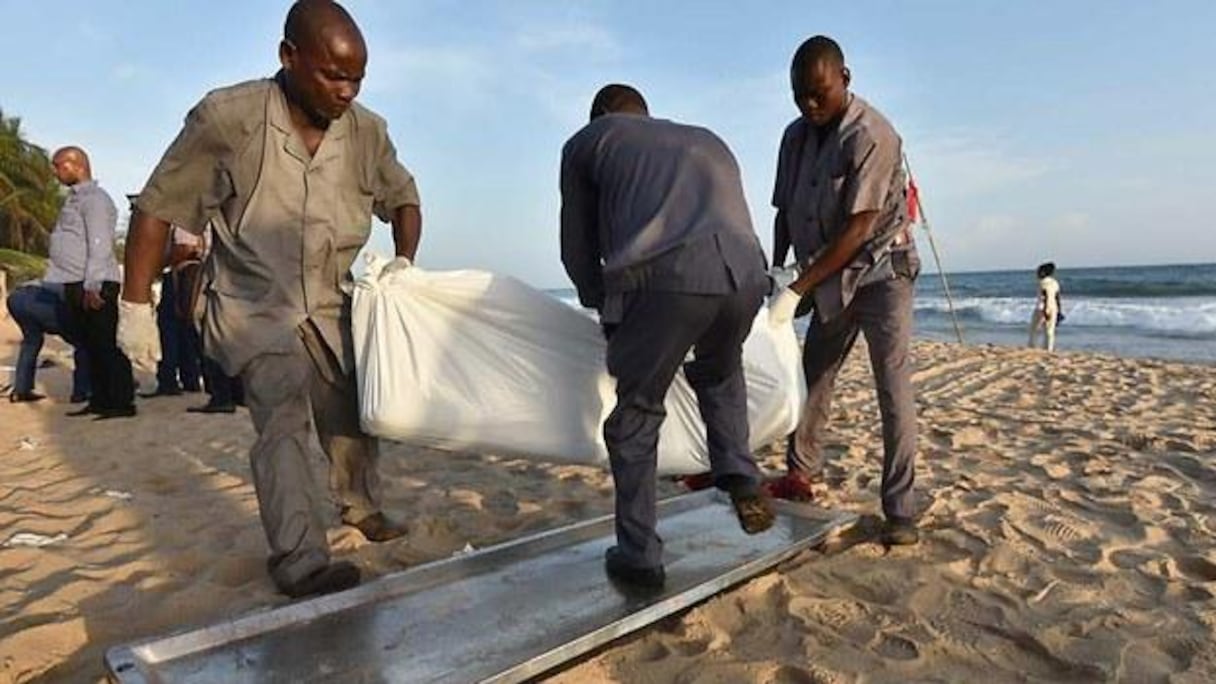 Le corps d'un homme tué lors de l'attaque, sur la plage de Grand-Bassam, en Côte d'Ivoire, le 13 mars 2016
© AFP SIA-KAMBOU