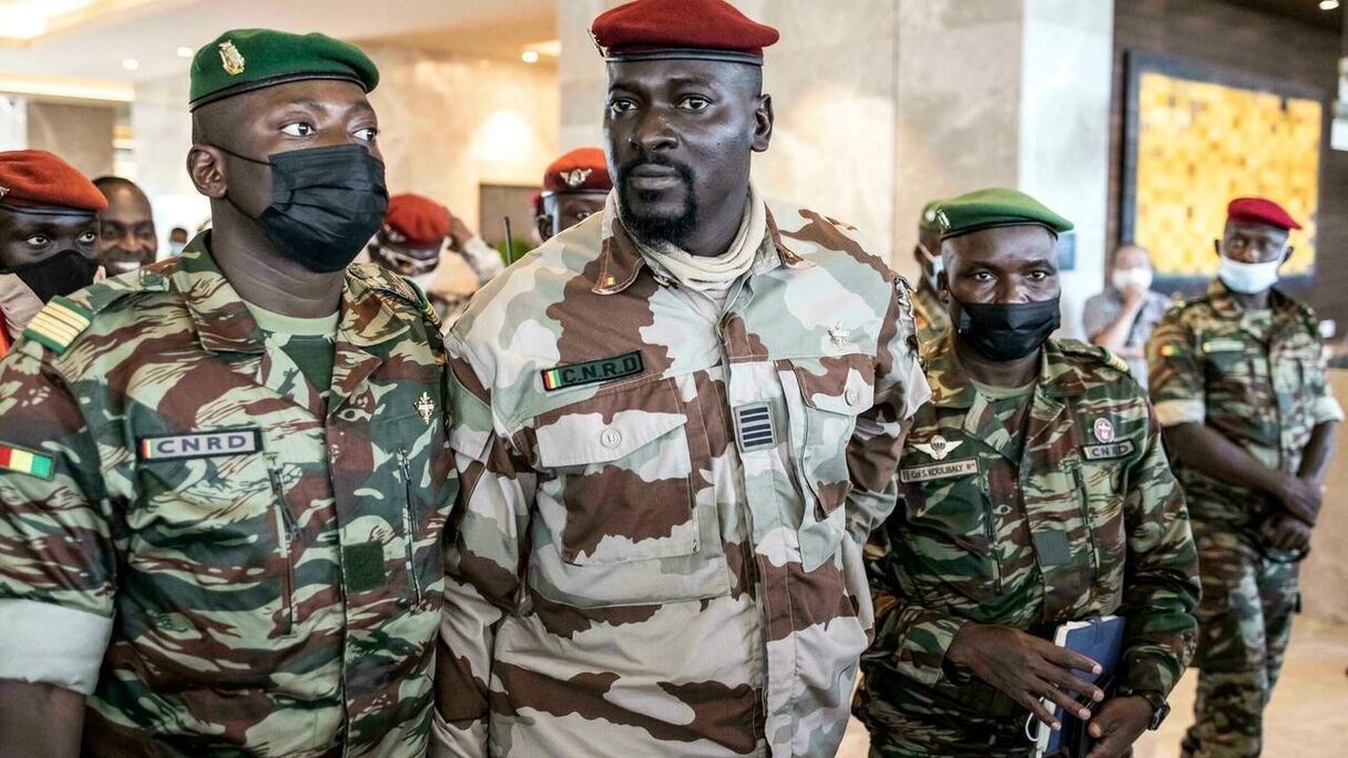 Le colonel Mamady Doumbouya (au centre), le 5 septembre 2021.