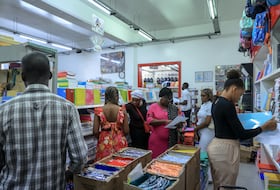 Des familles cherchent manuels et fournitures scolaires dans un magasin à Libreville le 13 septembre 2023.