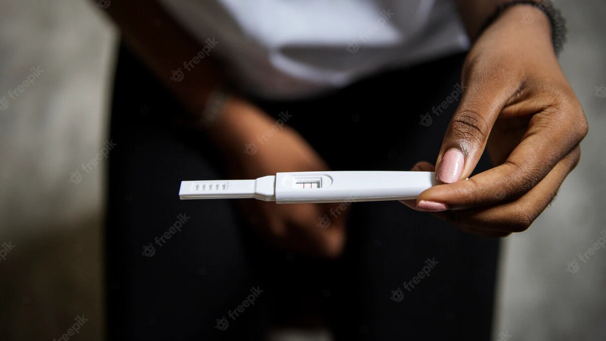 Une femme avec un test de grossesse.
