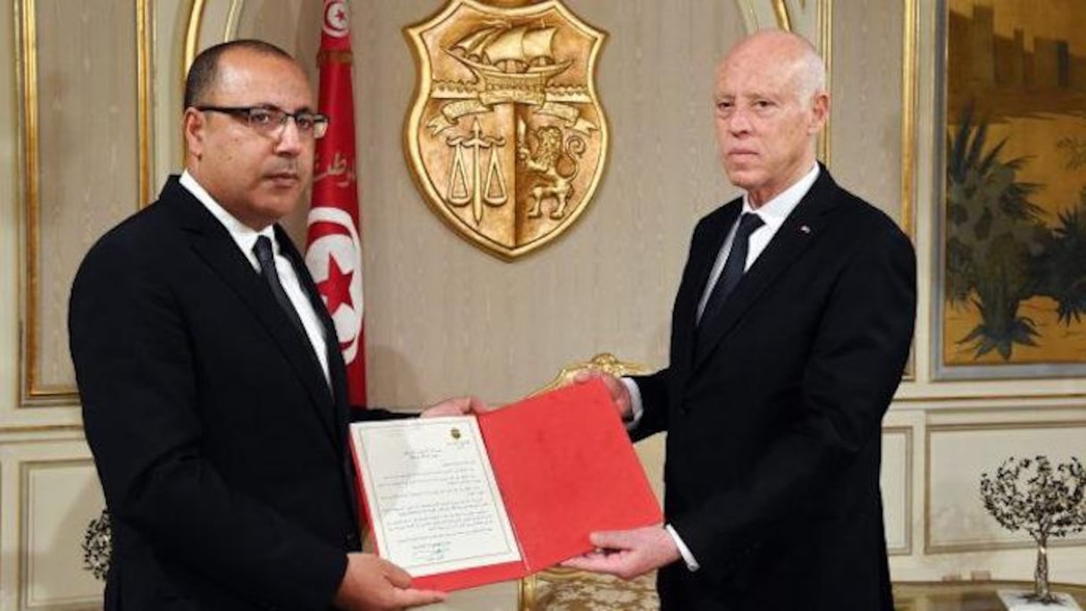 Le Premier ministre Hichem Mechichi remettant la liste du nouveau gouvernement au président Kaïs Saïed.