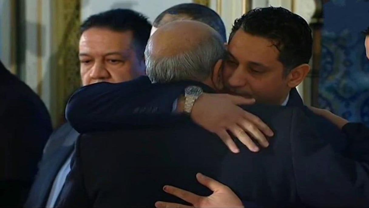 Abdelmadjid Tebboune, lors des funérailles d'Ahmed Gaïd Salah, en compagnie des fils du général.