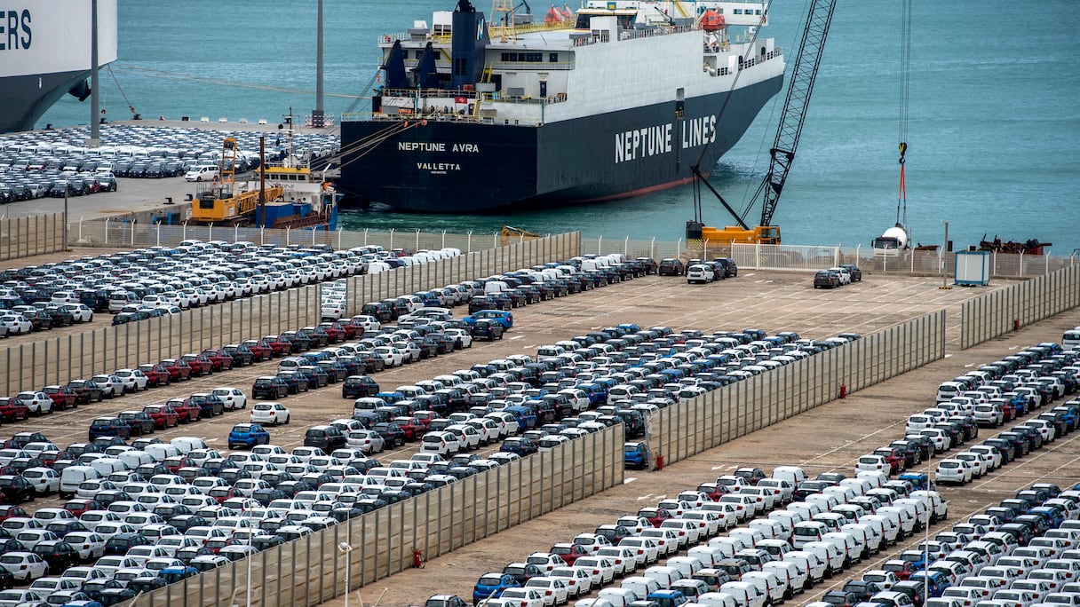Une vue générale prise le 12 mars 2018 montre le port à conteneurs Tanger-Med et le terminal Renault à Ksar Sghir, près de Tanger, ville côtière du nord-est du Maroc.