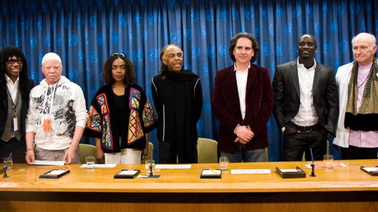 Ce ne serait pas la première fois qu'AKon se retrouve avec Salif Keita. Ici, de g. à d., Nile Rodgers, Salif Keita, Emeline Michel, Gilberto Gil, Peter Buffett, Akon and Allan Buchman, lors de la Journée internationale de commémoration pour les victimes de l'esclavage en 2009, au siège des Nations Unies.
