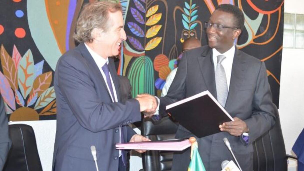 Christophe Bigot, ambassadeur de France au Sénégal, et Amadou Ba, ministre sénégalais de l’Economie, des Finances et du Plan.