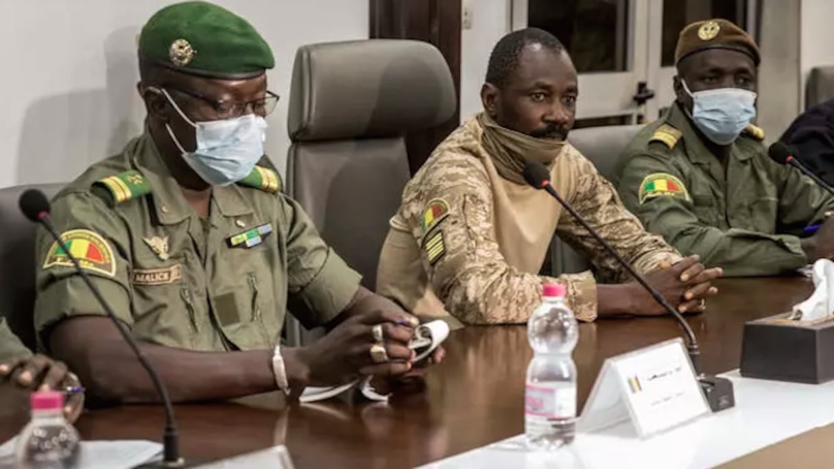 Le colonel Assimi Goïta (au centre), président du Comité national pour le salut du peuple (CNSP).