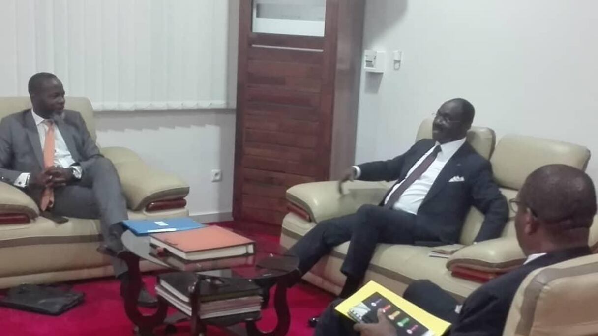 Mahama Coulibaly, conseiller spécial du président du comité d'organisation ivoirien de la CAN 2023 reçu par le ministre camerounais des Sports, Narcisse Mouelle Kombi.