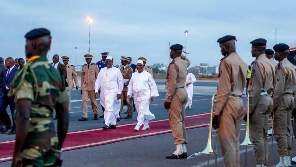 Le Mali est sans doute le voisin avec lequel le Sénégal entretient la relation la plus apaisée. La présence d'Ibrahim Boubacar Keïta, d'Emmanuel Macron, de Mouhammadou Issoufou et d'Idriss Déby à la conférence sur le financement du Partenariat global pour l'éducation sera l'occasion d'évoquer le G5 Sahel, que Dakar refuse de transformer en G6. En effet, Macky Sall a décliné à maintes reprises l'invitation de ses pairs à contribuer en troupes ou financièrement au G5. Les soldats sénégalais se trouveront néanmoins bientôt dans le centre du Mali, sous les couleurs bleues de l'ONU.