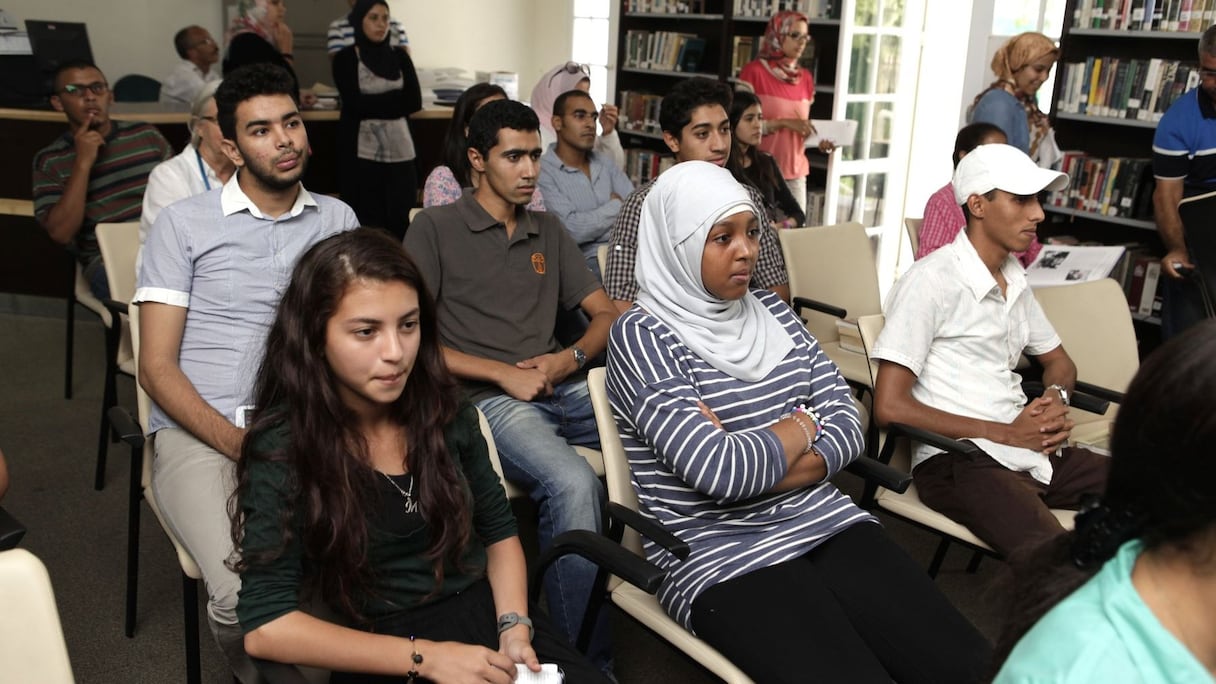 الطلبة الذين حضروا أمس بدار أمريكا للاستماع إلى محاضرة العالم الأمريكي دانتون إبل