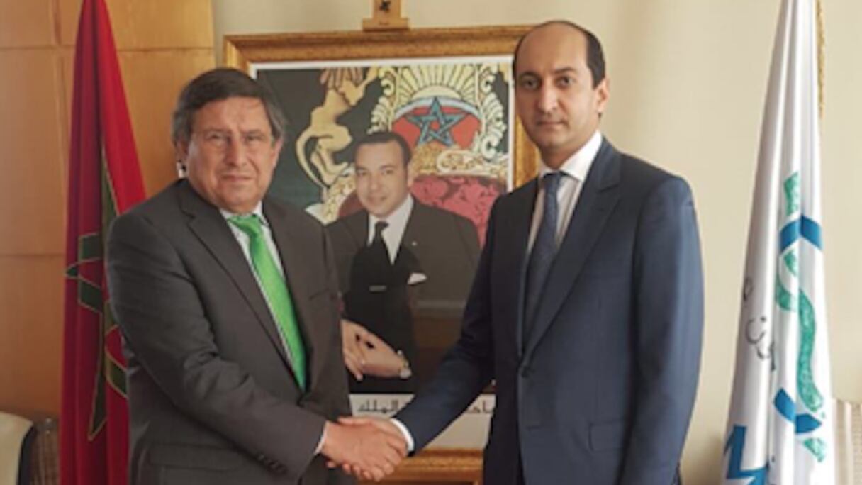 Rashid Khalikov (g), sous-secrétaire général aux partenariats humanitaires avec le Moyen-Orient et l’Asie, et Mohamed Methqal, ambassadeur directeur général de l’Agence marocaine de coopération internationale (AMCI).