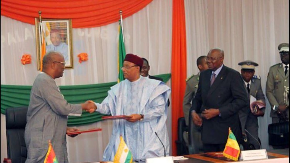 Roch Marc Christian Kaboré président Burkinabè échangeant l'accord signé avec Mahamadou Issoufou du Niger, sous le regard du Premier ministre malien, Modibo Keïta.